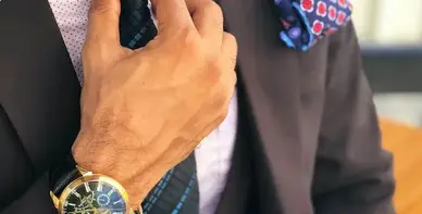 Ταξιδιώτης με αποσκευές σε λιμάνι