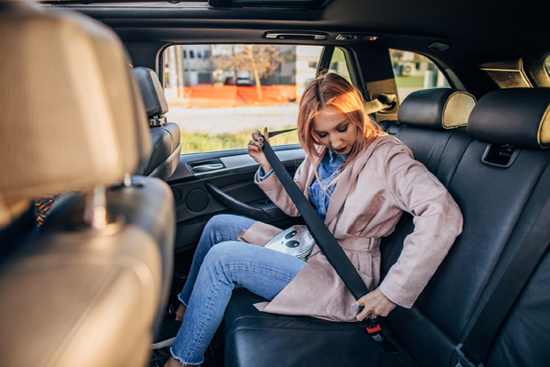 Ζώνη ασφαλείας μέσα σε ταξί